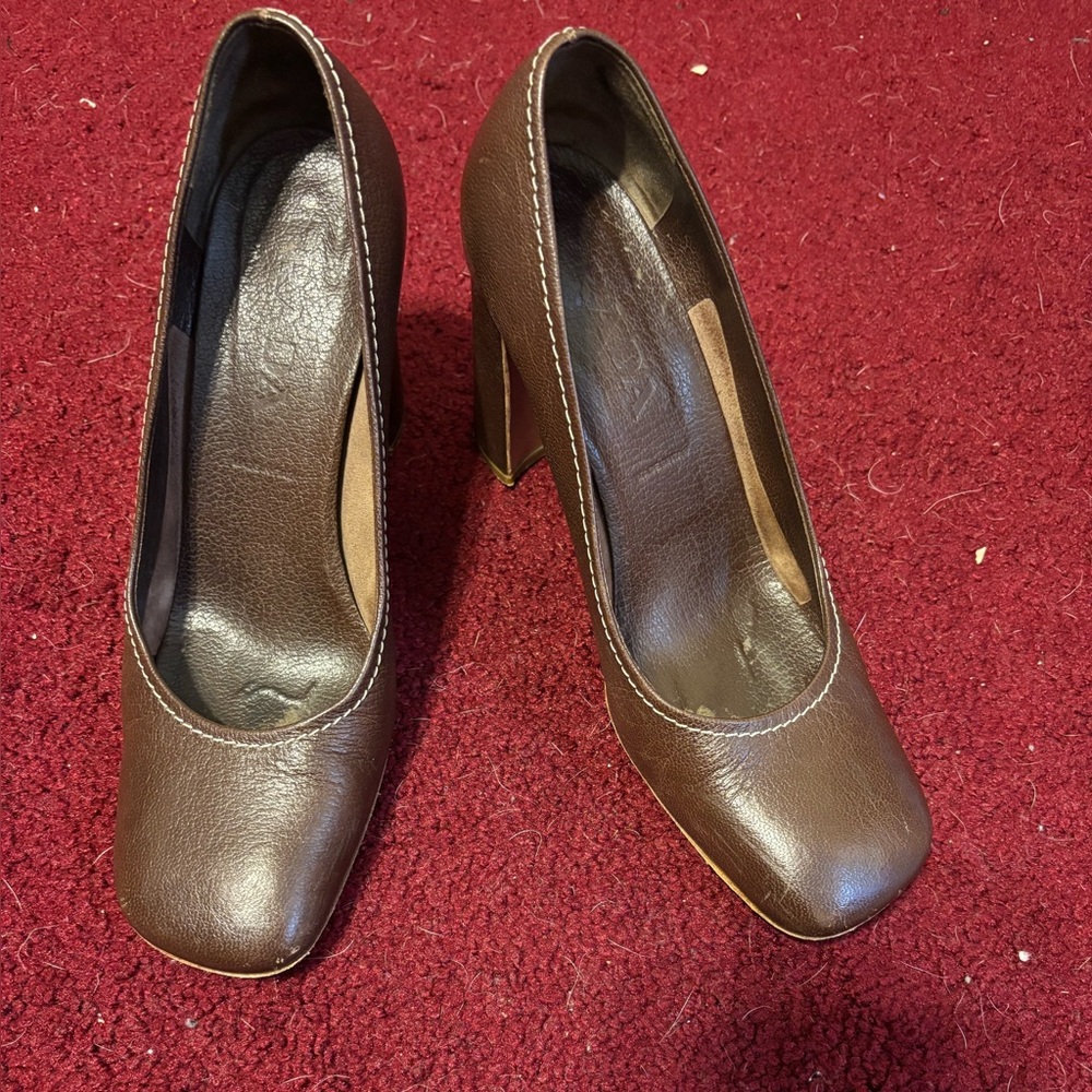 PRADA WOMENS BROWN LEATHER  CLASSIC SQUARE TOE HEELS PUMPS SHOES 38.5 GUC
